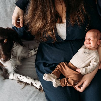 Dora Barens postpartum stel baby en hond.jpg